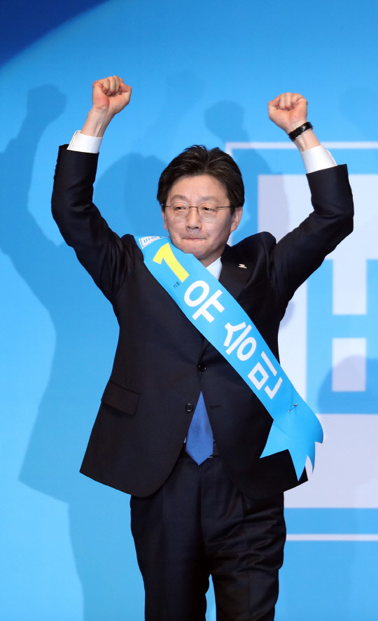 바른정당 대선 후보로 선출된 유승민 의원이 28일 오후 서울 올림픽공원 올림픽홀에서 열린 당 대통령후보자 선출대회에서 지지자들을 향해 손을 흔들고 있다. 연합뉴스